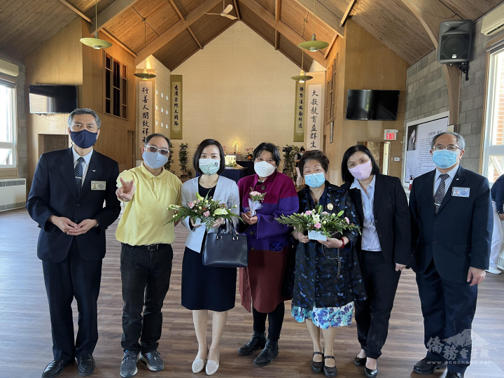 慈濟基金會加東分會5月8日佛誕節．母親節．慈濟日三節合一浴佛典禮活動禮成後該會執行長鄭楊河（左1）、副執行長王贊維（右1）、駐多倫多辦事處處長陳錦玲（左3）、多倫多文教中心副主任徐沛宸（右1）、僑務顧問鄭秀明（右3）及校長古念平（左4）合影