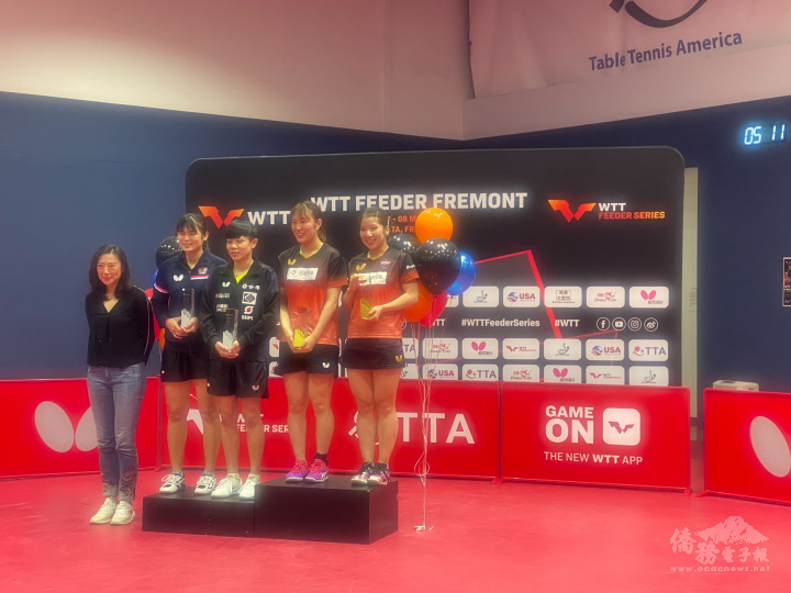 李昱諄、鄭怡靜（左2、3）女雙摘銀上臺領獎