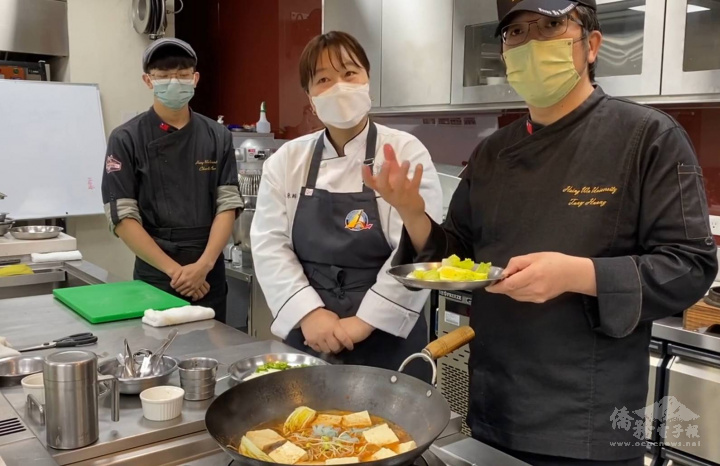 黃寶元院長說明「韓式海鮮蔬菜鍋」食材烹煮順序