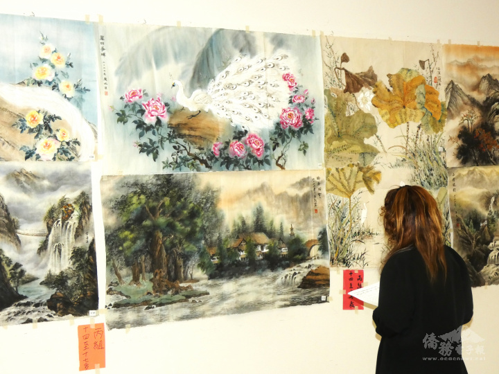 評審仔細評核參賽畫作