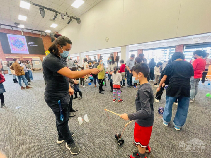 扯鈴隊員現場教授小朋友學習扯鈴