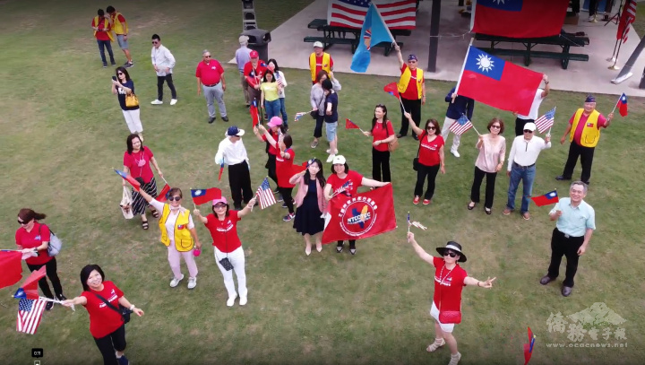 達拉斯僑領於車遊活動開始前，集合誓師