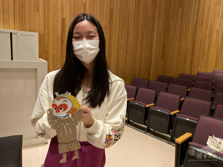 學生上臺表演前和孫悟空戲偶合影