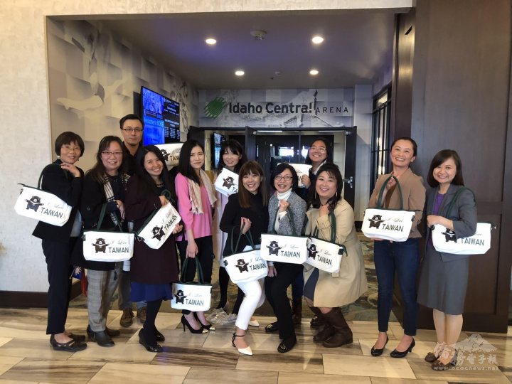 吳曉竹致贈愛心能量包