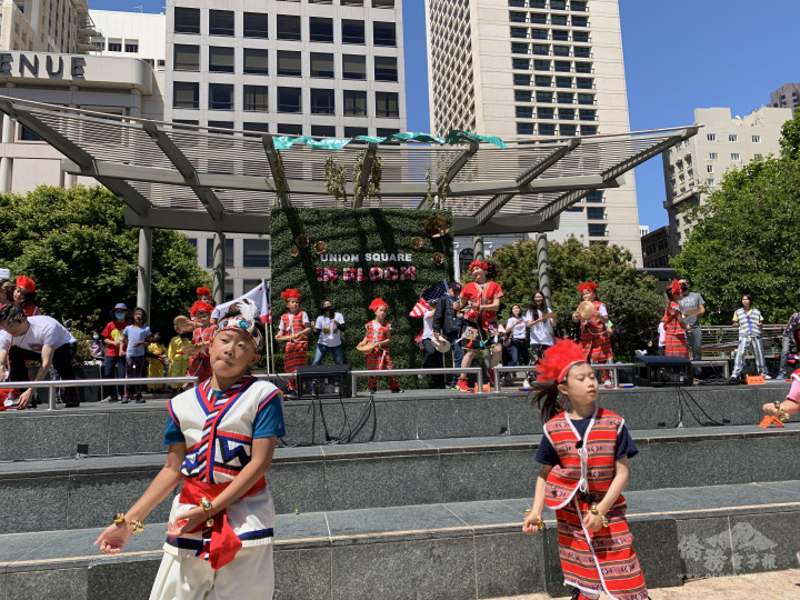 中文學校小朋友的臺灣原住民舞蹈表演