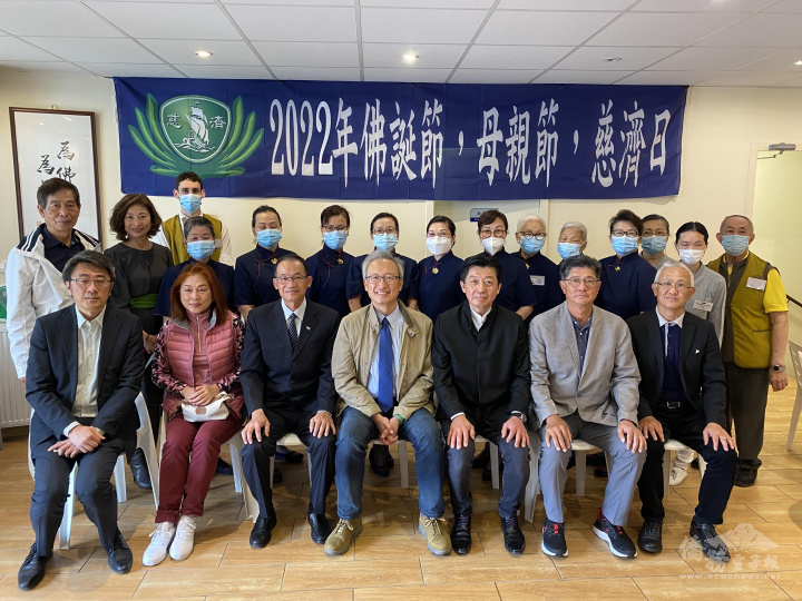 駐法國代表處大使吳志中（前排中）與僑務榮譽職人員及慈濟志工們合照