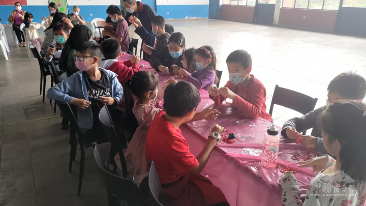 僑校小朋友一起學習手做香包