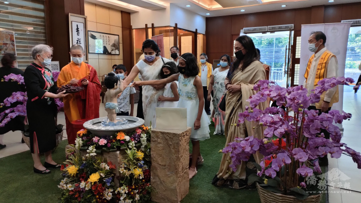 斯里蘭卡駐菲大使館館員及眷屬到悉達多太子像前浴佛許願