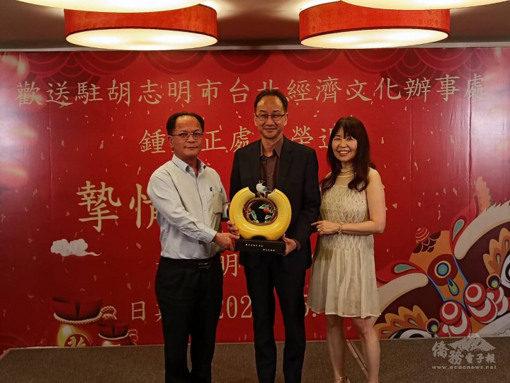 胡志明市臺商會名譽會長鄭文忠僑務顧問 (左)致贈紀念品