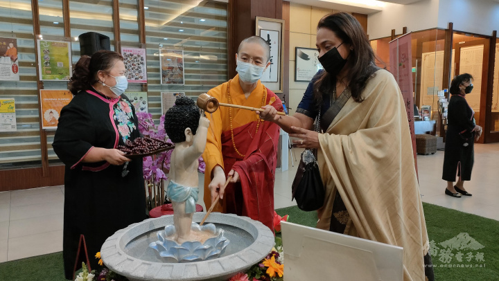 Shobini Gunasekera大使在妙淨法師的陪同下到悉達多太子像前浴佛許願
