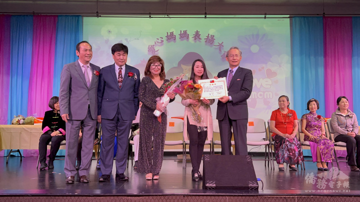 僑務委員呂玉貞(左二)獲選今年度愛心媽媽接受表揚