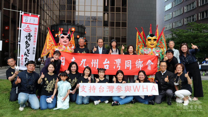 辦事處處長陳銘俊及夫人與表演者合影