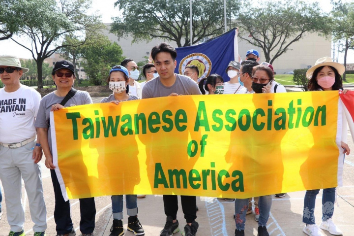 陳建賓（左二）熱心推動臺灣重返國際組織，於5月7日和僑務委員吳光宜（左一）及休士頓臺灣同鄉會團隊參加聲援臺灣參與世衛大會遊行