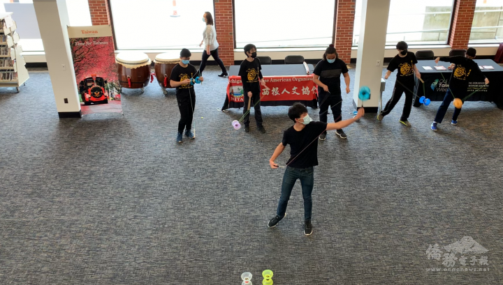 密西根扯鈴隊表演花式扯鈴秀，滿場飛舞的扯鈴展現十足的熱血青春