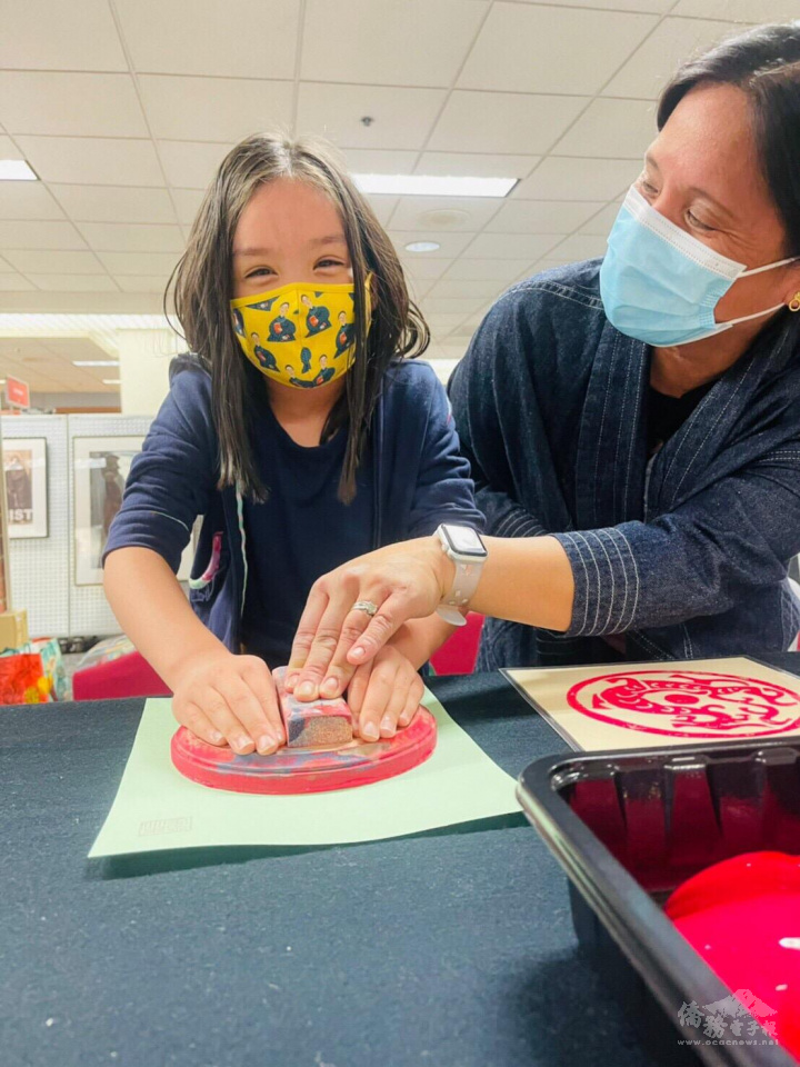 小朋友非常享受拓版實作的樂趣