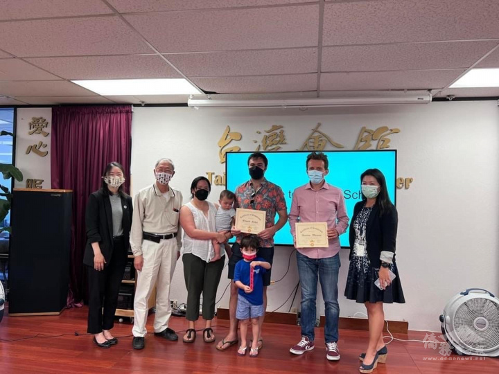 徐廣梅、葉俊雄、藍唯甄、（左1、左2、右1）和臺灣華語文學習中心學員家人合照