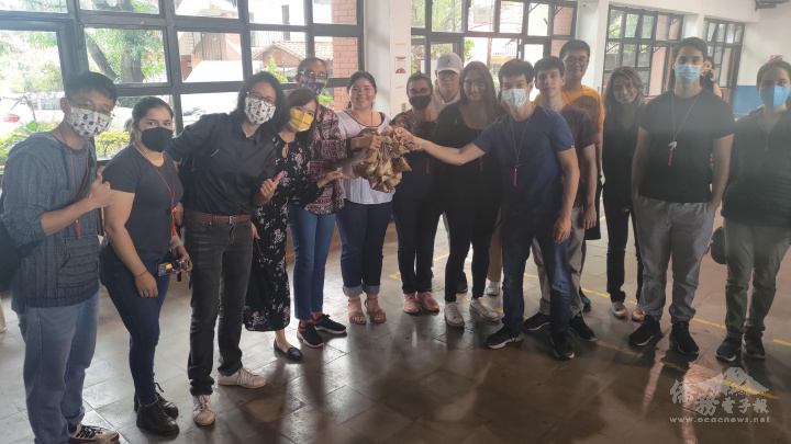 國合會華語老師曾華隆、任詩婷、林宜樺，帶領20餘名巴拉圭學生參與活動