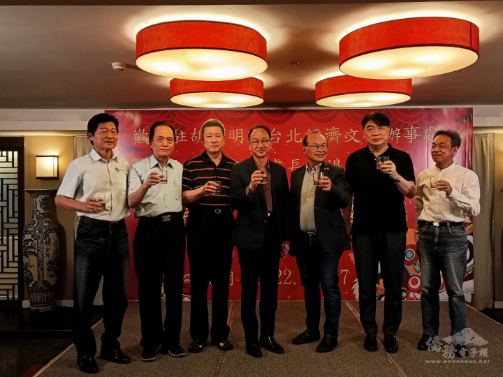 鍾文正(中)與呂春霖(左三)蘇建源(左二)林振宇(左一)袁濟凡(右三)簡智明(右二)(張正宗)等貴賓合影