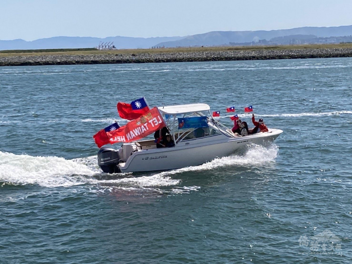 蕭仁麒與僑界人士於快艇上揮舞國旗、聲援臺灣參與WHA