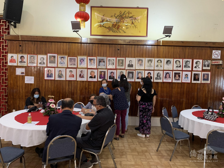 華僑總會大禮堂公開展示歷年模範母親照片供與會來賓欣賞