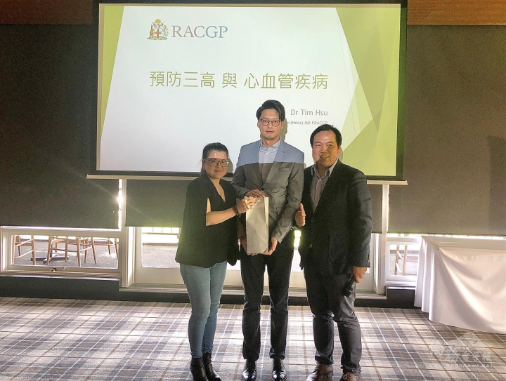 葉如芳(左)與本次活動主辦高嘉陽(右)合贈徐醫師(中)紀念品