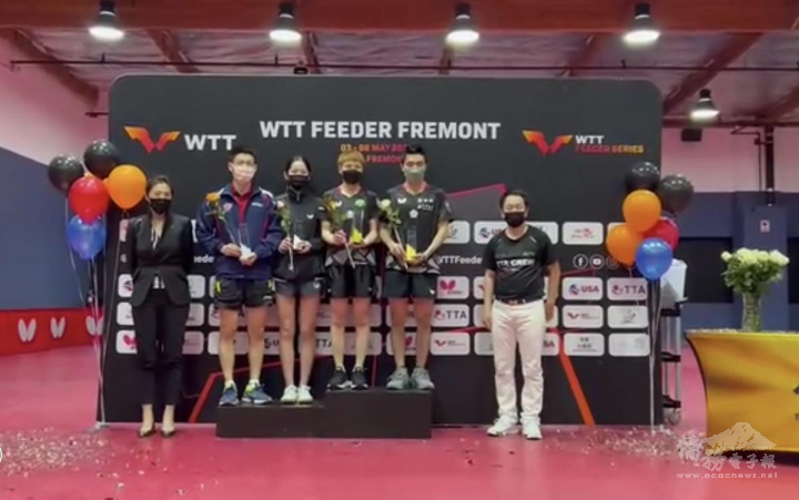 莊智淵、陳思羽（右2、3）混雙摘金上臺領獎