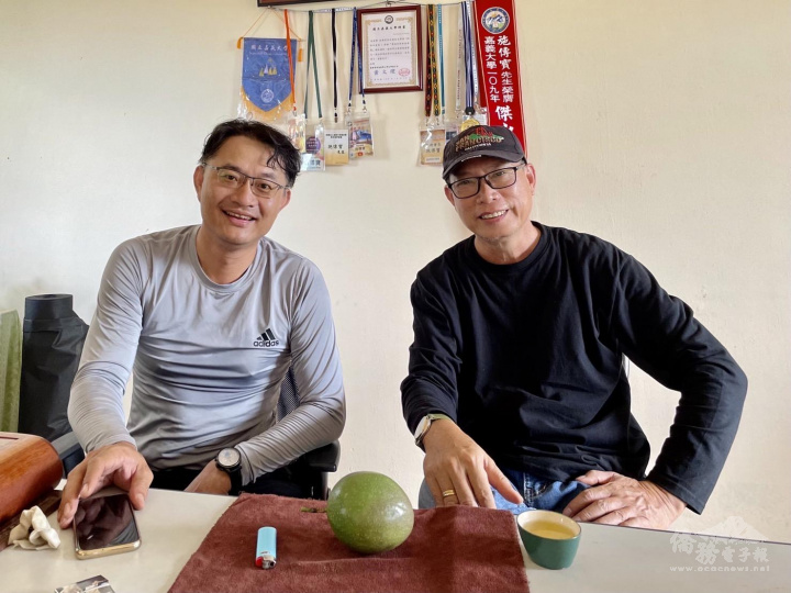 越南佳美國際公司代表(右)、寶詩農場施傳寶(左)共同研究百香果糖度測定
