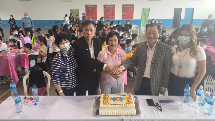 大使韓志正伉儷、中正學校董事長曹水勝伉儷與亞松森中華會館理事長古美桂代表全體與會僑胞，共同歡慶僑委會90週年快樂