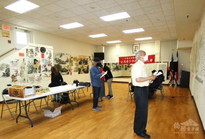 參賽作品張貼在波士頓文教中心的大廳及走廊牆上，方便評審們觀看評核