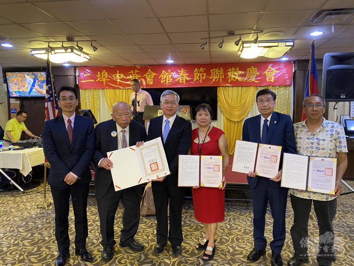 由左至右為主任蘇上傑，副主席陳榮良，副處長朱永昌，僑務諮詢委員鄧瑞菊，僑務諮詢委員許肇家，僑務促進委員林文煥