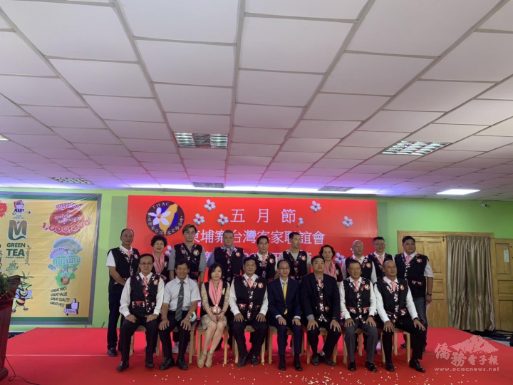 理監事和處長合照(前排左起榮譽會長王聖賢、僑務委員張清水、亞洲臺灣客家聯合總會總會長夫人黄麗璇、總會長彭仲年、處長鍾文正、會長劉建佑、監事長黄燕琪、副會長林志濱)