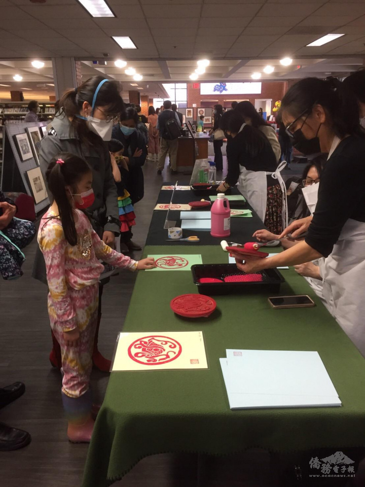 主辦單位也提供青龍、白虎、朱雀、玄武神獸的木拓工坊，親身體會版畫拓印的過程