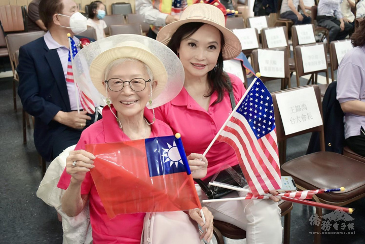 左為林鄭靜萍，右1為其女兒美食專家林慧懿