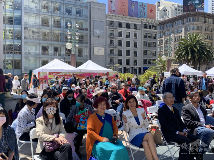 Darcy Paul、賴銘琪、黃潔宜、黃潔宜母、莊雅淑(第一排由右至左)與滿座觀眾欣賞表演節目