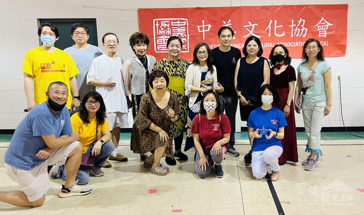 貴賓與獲奬的行政人員和老師合影