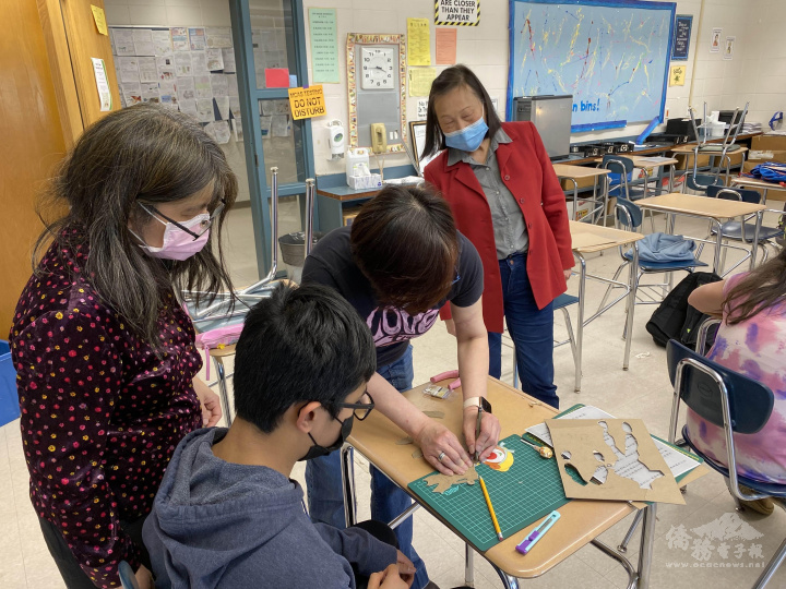 路永宜老師指導學生戲偶的剪裁和縫貼