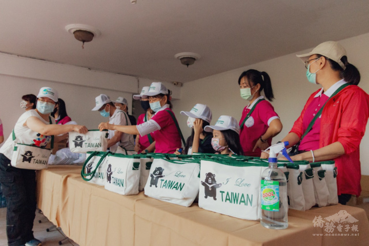 世華協助發放「熊愛臺灣愛心能量包」與Health For All, Taiwan Can Help白帽