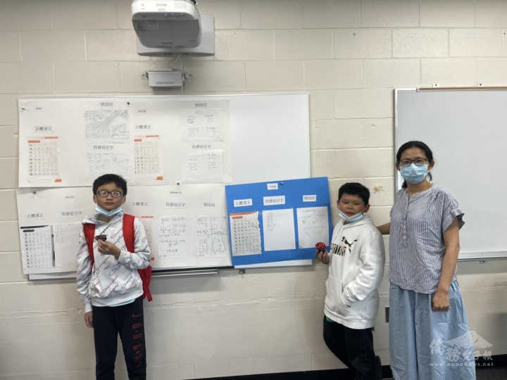 國小高年級組學生與作品合照