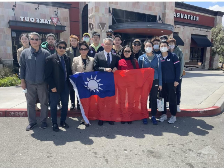 僑領與選手們餐會後合影