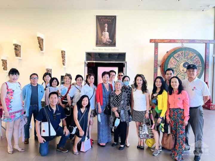 中間黑白花紋衣者為任泰祥女士與僑界友人合影