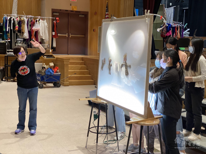 語文班同學上臺表演