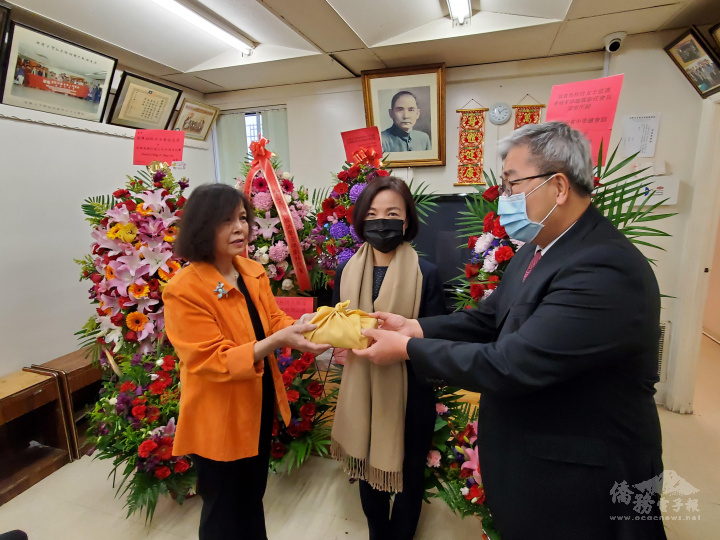 張均鴻僑務委員(右)遞交印信予陳桂玲(左)主席，由駐多倫多辦事處陳錦玲處長(中)現場監交