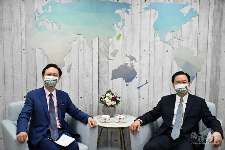 僑委會委員長童振源(左)與外交部部長吳釗燮(右)直播對談