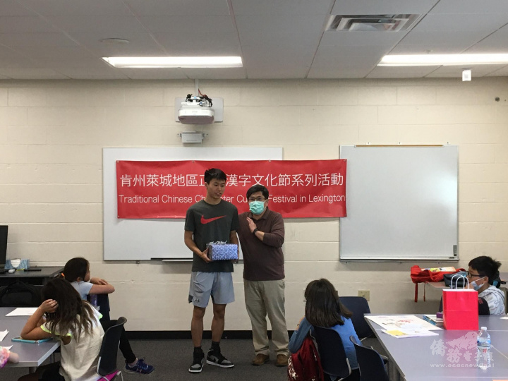 臺灣同鄉會會長張光男協助頒獎