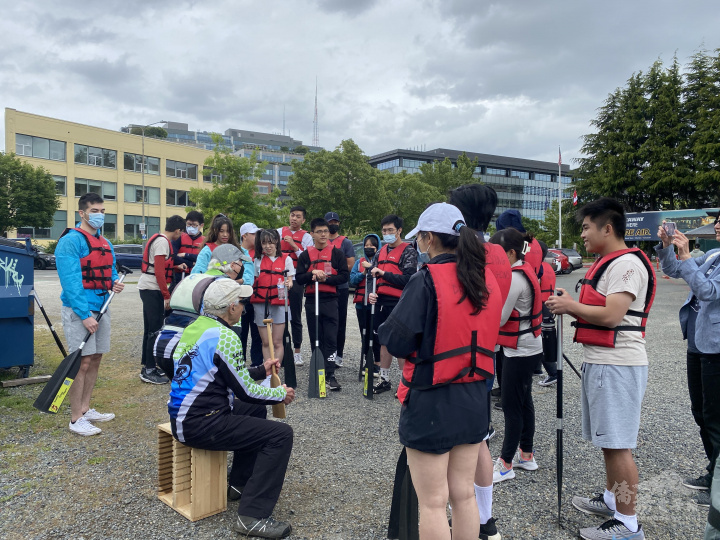 教練向大家指導划龍舟的技巧與應注意的安全