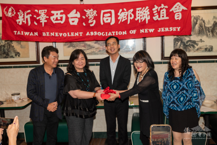 新澤西臺灣同鄉聯誼會27日在林宮餐廳舉行新舊任會長交接典禮，左起：葉振忠、黃淑慧、林威廷副主任、黃秀梅、林映君。(圖：莊榮耀攝影)