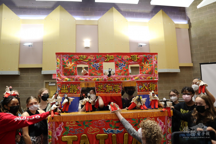 文化志工錢懷德老師向參與學生介紹臺灣傳統文化-布袋戲表演