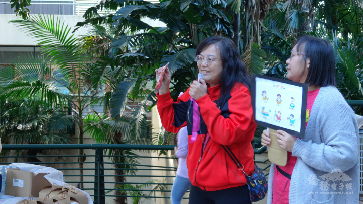 客家會前會長陳淑莪介紹精美小禮物