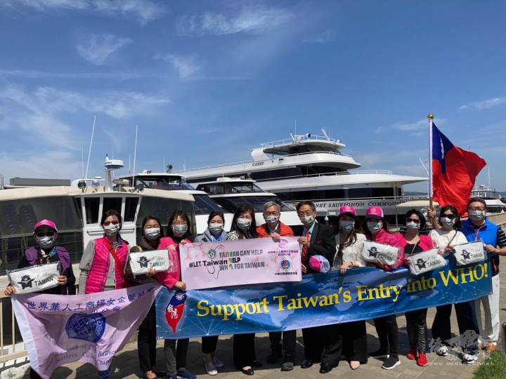 朱永昌(左7)、莊雅淑(左6)、吳怡明(右6)、魏德珍(左5)、蕭仁麒(右1)及世華成員登船前合影