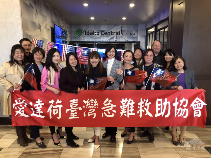 吳曉竹與急難救助協會成員合影